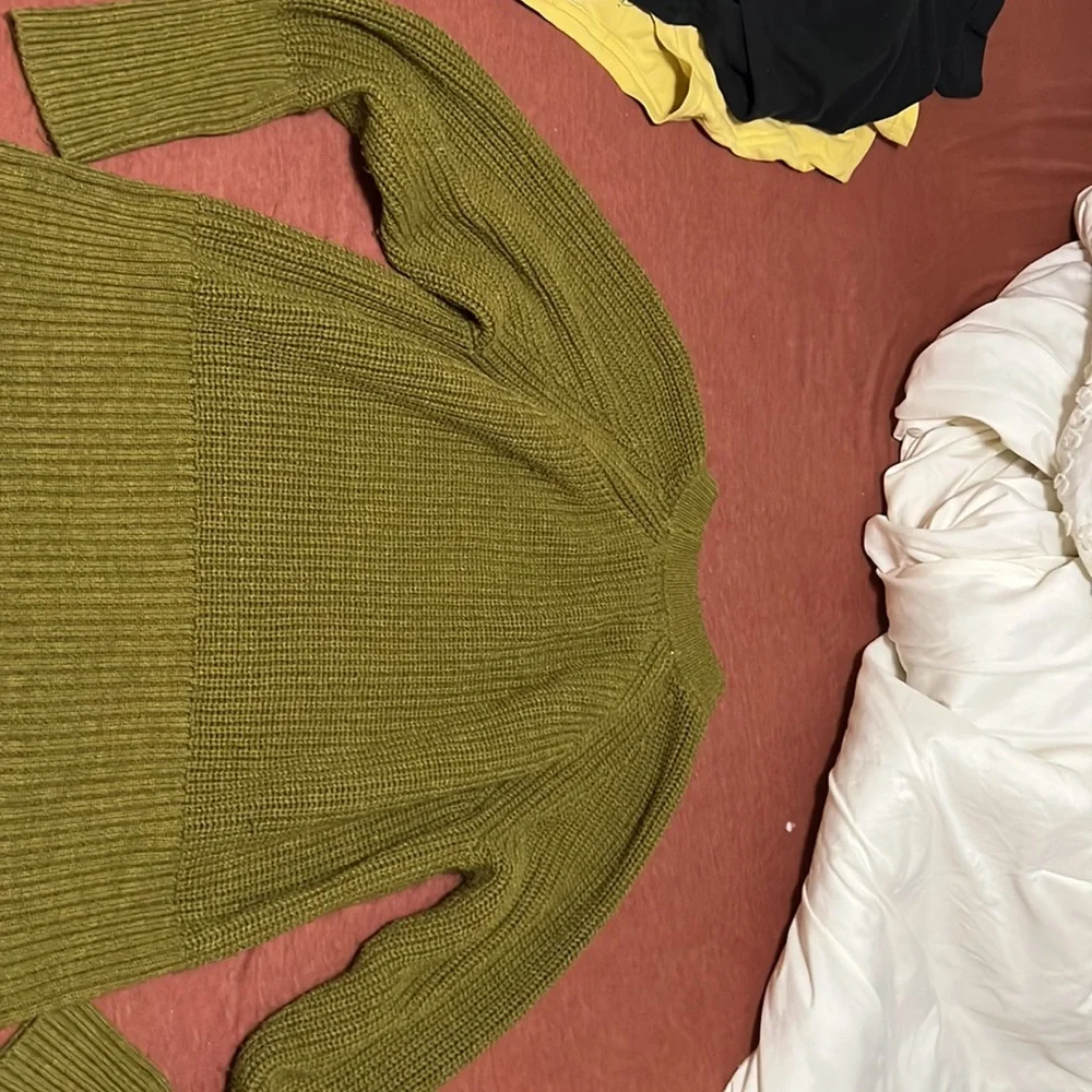 Universal Thread/Target sweater - Picture 2 of 2